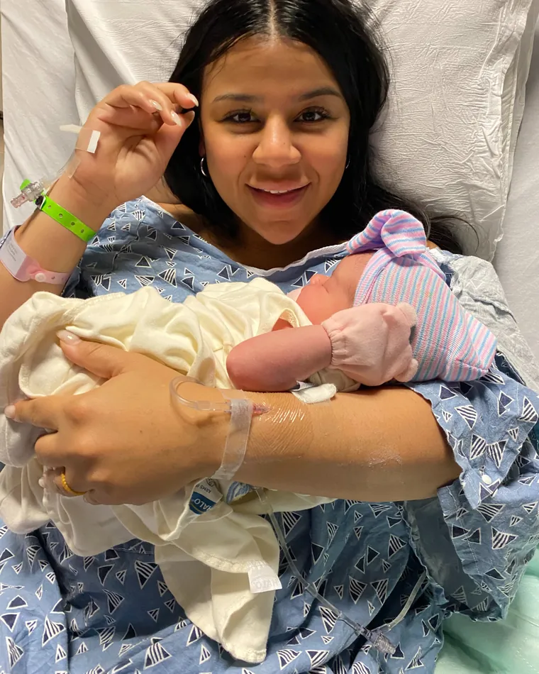Lyanne Velázquez con su hija recién nacida