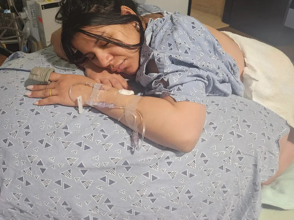 Lyanne Velázquez en el hospital, horas después de dar a luz